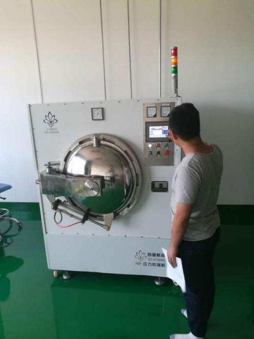 高壓脫泡機員工操作實景 高壓脫泡機員工操作實景