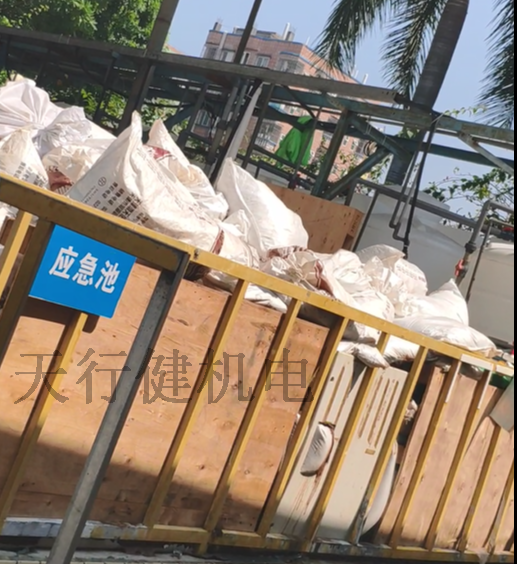 堆積的廢膜渣 堆積的廢膜渣